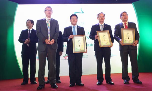 Anh Nguyễn Tuấn Hùng (ngoài cùng bên phải) đại diện FPT được vinh danh top 10 báo cáo thường niên xuất sắc nhất 2015 được tổ chức mới đây tại HOSE.