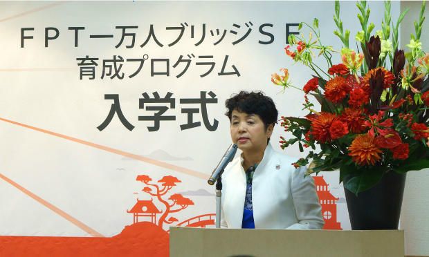 Bà Kagawa Junko, Hiệu trưởng Học viện Meros phát biểu tại lễ khai giảng.
