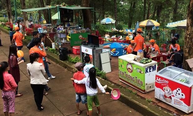 Chương trình bán hàng lưu động của FPT Telecom thu hút sự quan tâm của đông đảo người dân