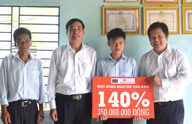 Nguyễn Ngọc Dưỡng nhận học bổng Nguyễn Văn Đạo do ĐH FPT trao tặng
