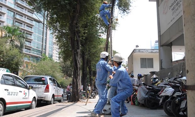 Nhân viên kỹ thuật FPT Telecom ngầm hóa cáp quang