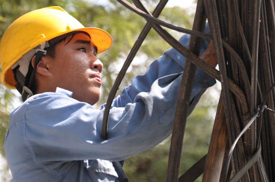 Nhân viên kỹ thuật FPT Telecom thực hiện quang hóa hạ tầng