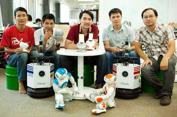 Nhóm làm Rogo của FRTI. Anh Lê Ngọc Tuấn (ở giữa)