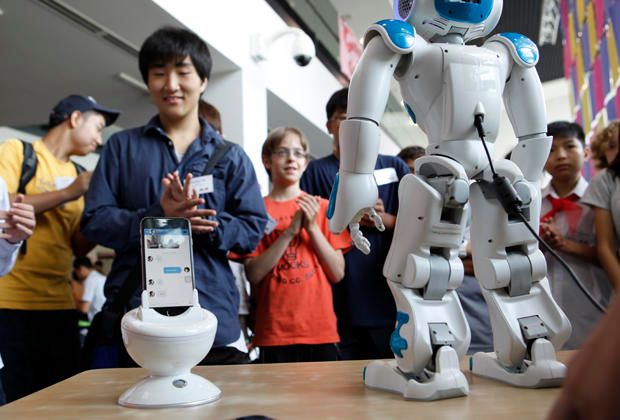 Robot trợ lý gia đình giao lưu với học sinh trường Quốc tế Liên Hợp quốc Hà Nội (UNIS Hanoi) .